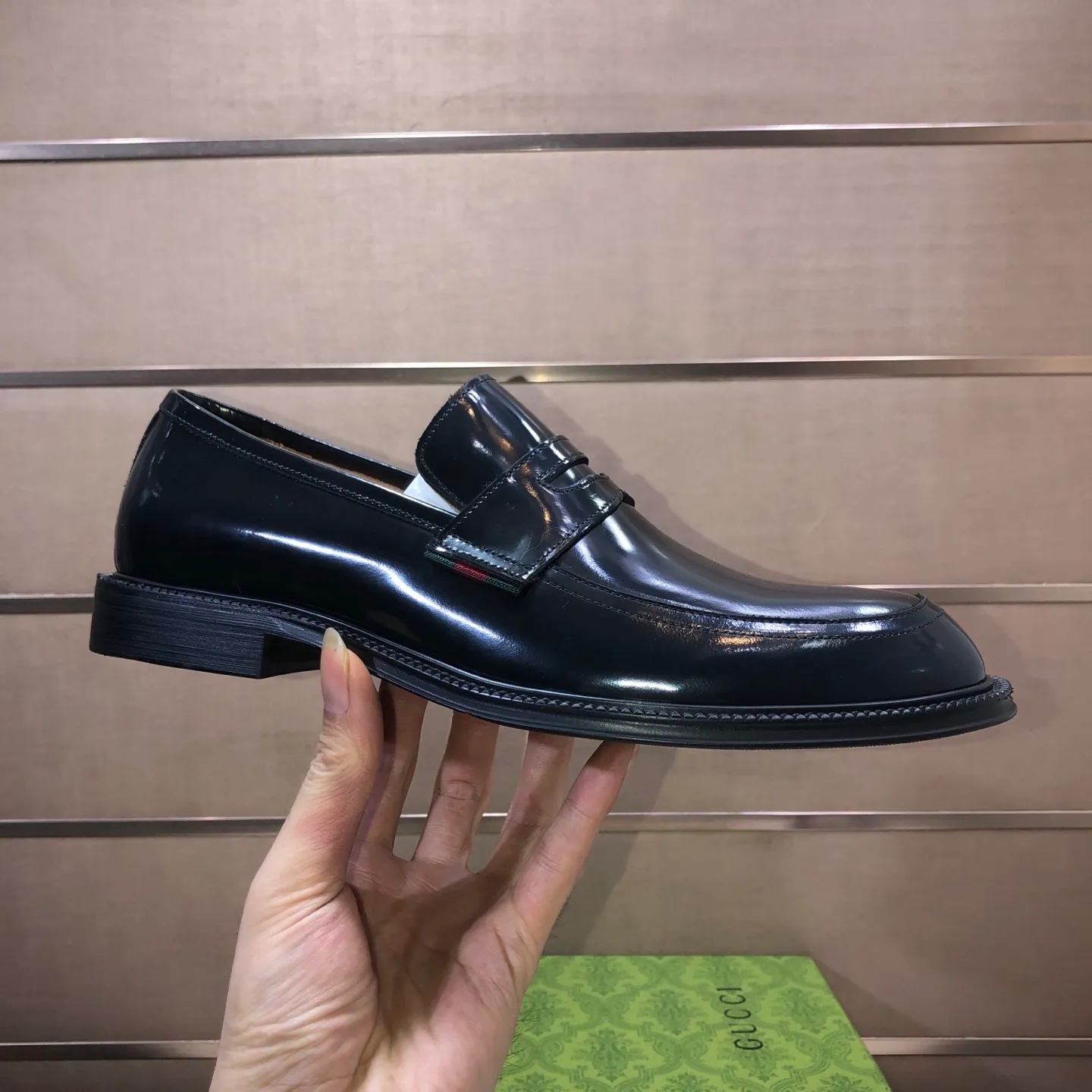 Factory batch 500💰Italy’s top luxury men’s shoe giant (GUCCI) (Gucci) (full cowhide lining) new arrival🍃Original European style🔰 Pleasant to the eye😍In order to make the shoes more durable and non-deformable🌀The production continues to follow traditional methods but there is still no lack of innovation💪The original sheepskin is selected for the leather♻️Smooth, natural and extra bright⭐Made of imported cowhide The rich man’s first choice 38-45 (45 customized)